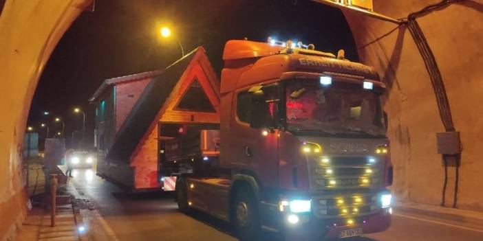 Ahşap ev taşıyan TIR, Sinop'ta tünel girişindeki tabelaya takıldı