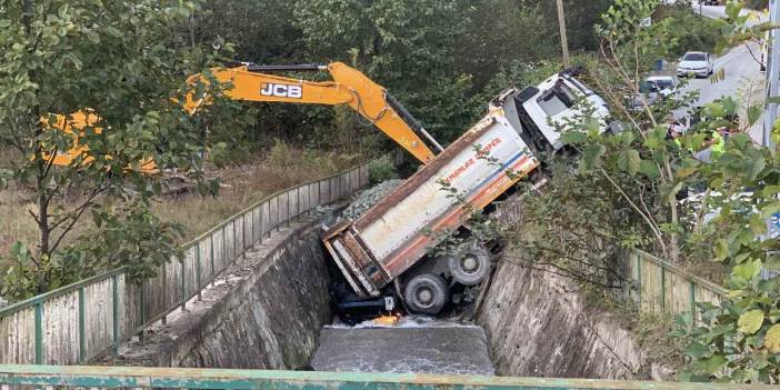 Katliam gibi kaza! Kontrolden çıkan kamyon otomobille dereye düştü