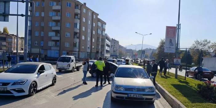 Bursa'da 4 araç birbirine girdi 2 kişi yaralandı