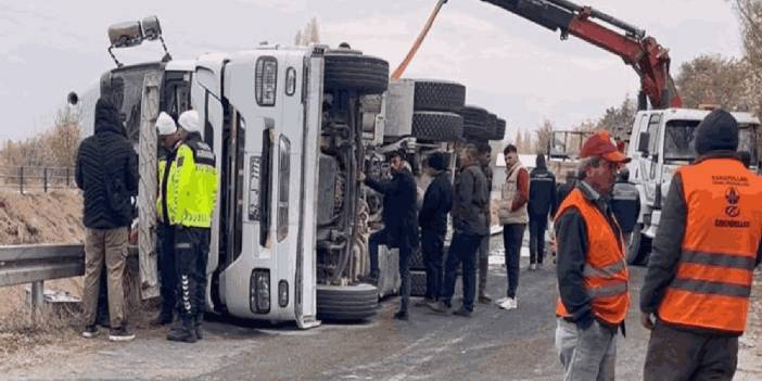 Pancar yüklü kamyon devrildi. Şoför hayatını kaybetti