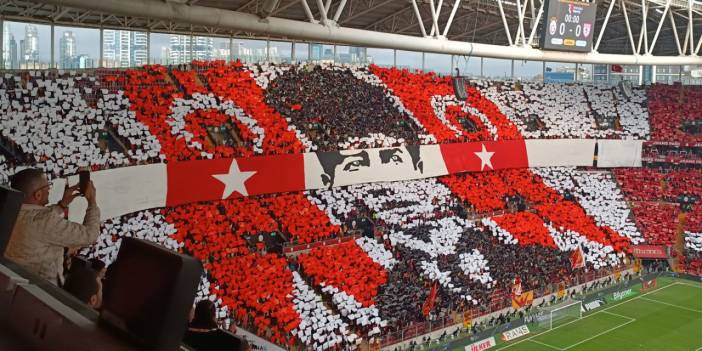 Galatasaray'dan ağlatan Atatürk koreografisi. Spiker gözyaşlarını tutamadı