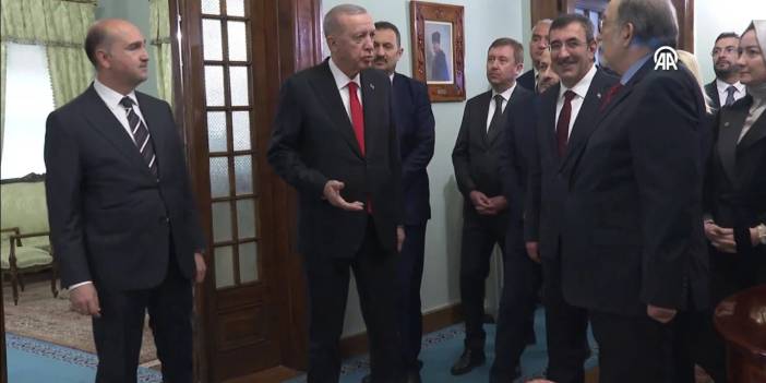 Atatürk'ün fotoğrafını inceleyen Erdoğan: Bak gitmiş işte