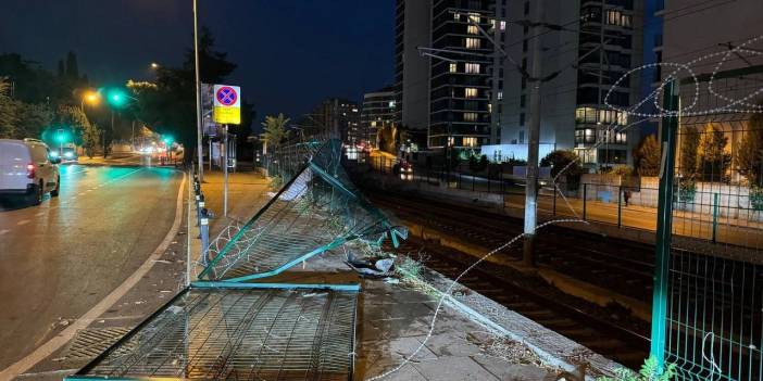 Kontrolden çıkan otomobil Marmaray hattının duvarında asılı kaldı