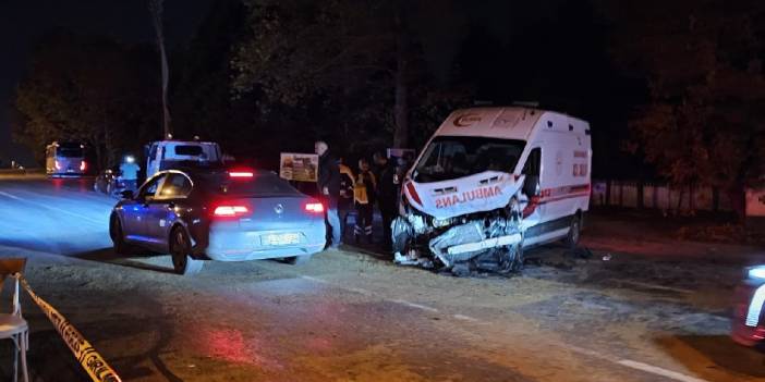 Sapanca'da ambulans zincirleme kazaya karıştı: 1 ölü 3 yaralı