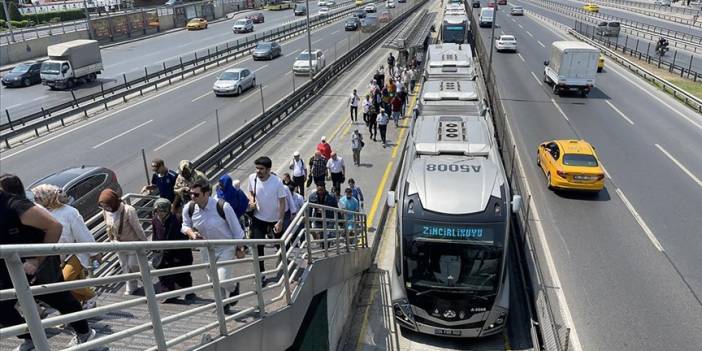 İstanbul'da metrobüs duraklarında yolcu yoğunluğu