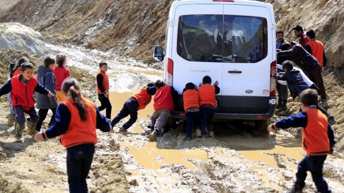 Bu fotoğraf her şeyi anlattı! Öğrencilerin eğitim mücadelesi