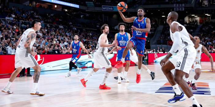 Anadolu Efes fırtınası Real Madrid'i devirdi