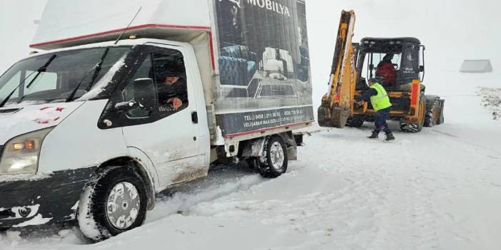 Kardan yolda kalan kamyonet iş makinesiyle kurtarıldı