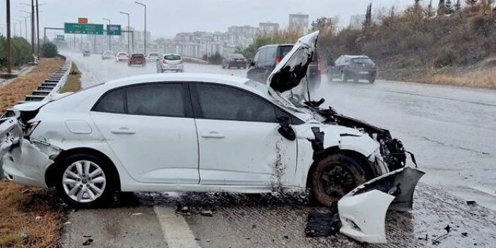 Mersin'de bariyere çarpan otomobildeki 4 kişi yaralandı