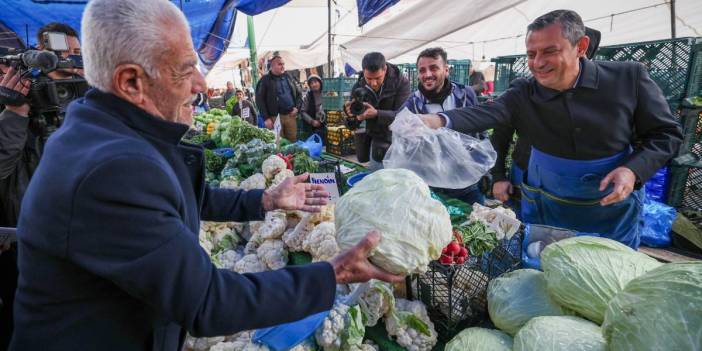 Özgür Özel pazarda lahana sattı