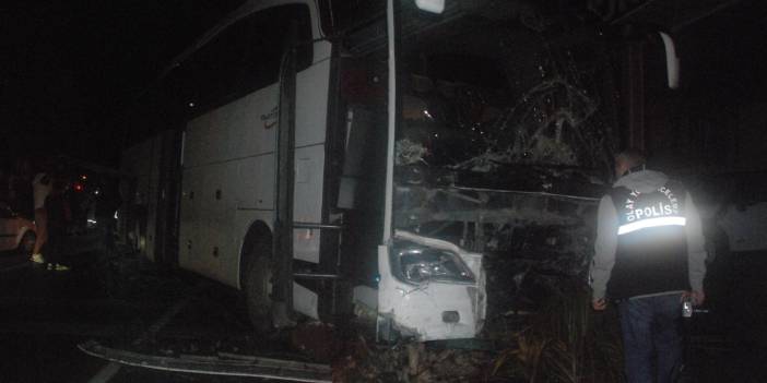 Antalya'da otobüs çarptığı otomobili sürükledi: 1 ölü