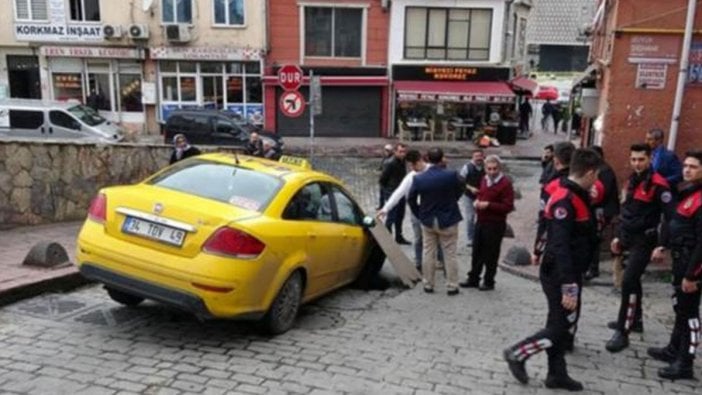 Beyoğlu'nda yol çöktü!