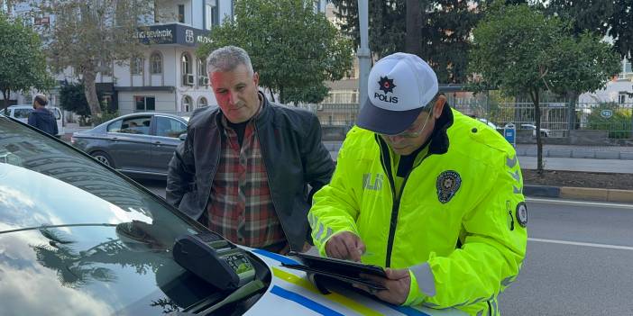 Adana'da yayalara "ilk geçiş hakkı" vermeyen sürücülere para cezası