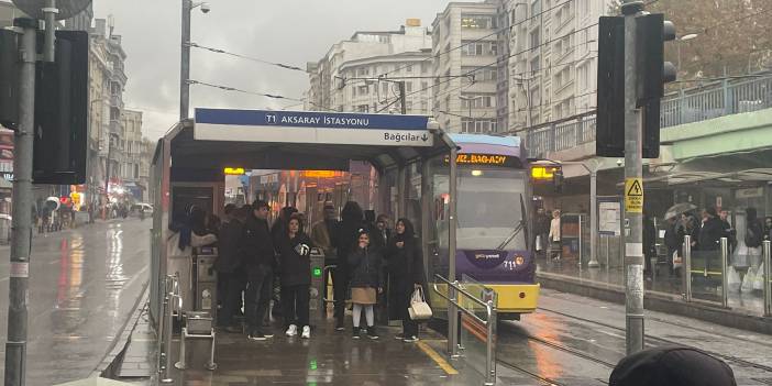 İstanbul'da yoğun yağış nedeniyle toplu taşımalarda aksamalar yaşanıyor