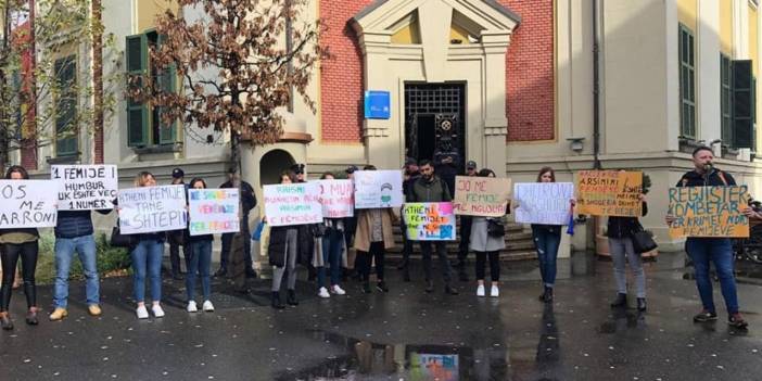 Arnavutluk'ta akran şiddetine karşı protesto düzenlendi