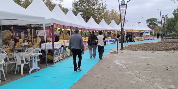 Yöresel gıda fuarına gelen emekli: Bakıp geçiyoruz