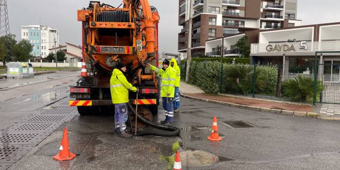 İzmir Büyükşehir Belediyesi ekipleri yağışlar nedeniyle seferber oldu