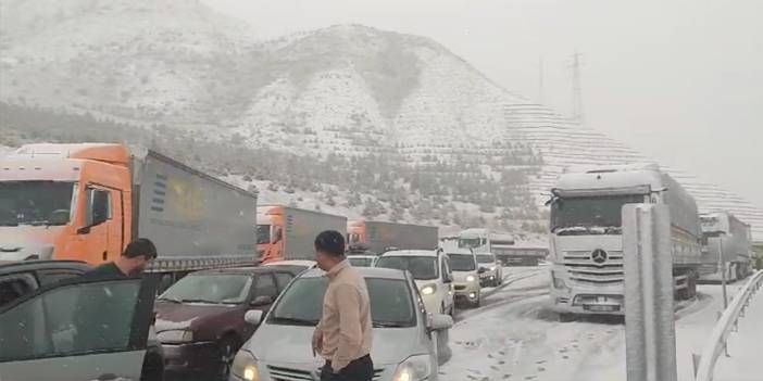 Sakaltutan Geçidi’nde kar yağışı nedeniyle ulaşım durdu