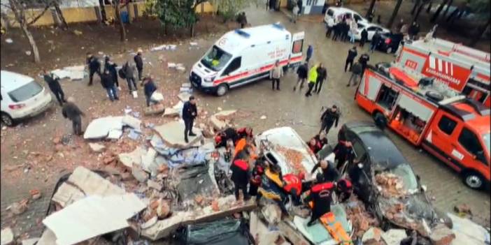 Fırtınada uçan çatı veli toplantısına gelenlerin üzerine düştü