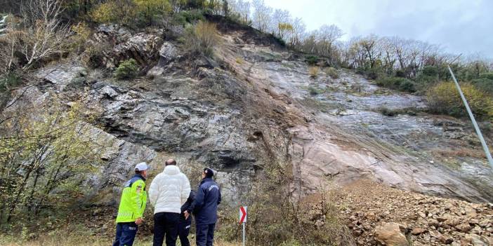 Karabük-Zonguldak yolunda heyelan yolu kapattı