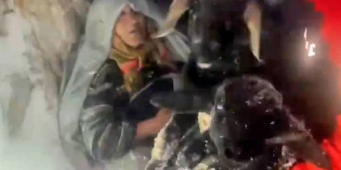 Naciye teyze donmak üzereydi. 2 oğlağı ve horozuyla kurtarıldı