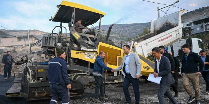 İzmir'de yol yapım ve bakım çalışmaları devam ediyor