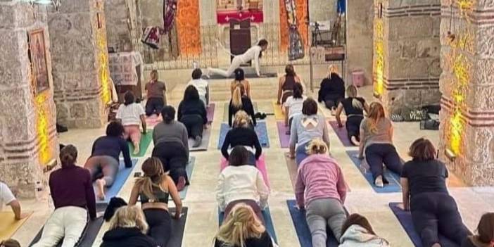 Kilisede yoga yapanlar tepki topladı: Özür dilediler