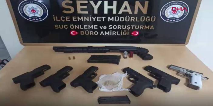 Çekyatın altından ruhsatsız 7 silah çıktı. "Sokakta buldum" dedi.