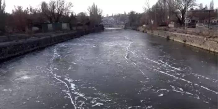 Kars Çayı soğuk hava nedeniyle kısmen buzla kaplandı