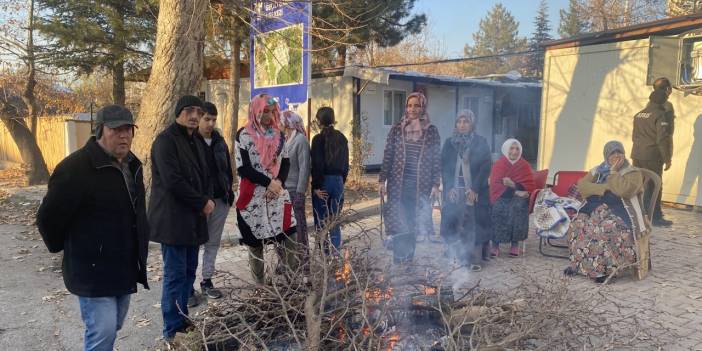 Depremzedelerin 4 gündür elektriği kesik