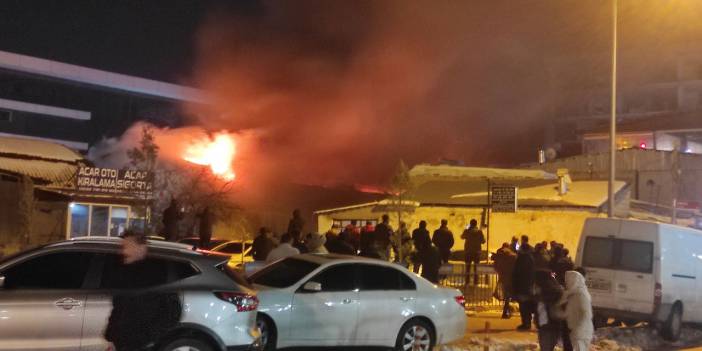 Mısır Çarşısı’ndaki yangında 60 iş yeri küle döndü