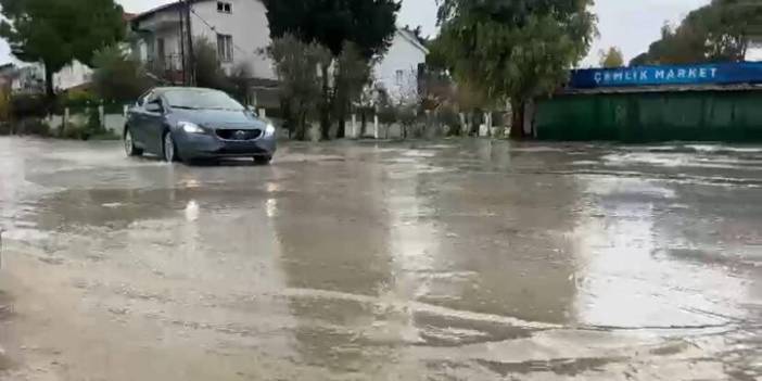 İzmir Çeşme'de sağanak etkili oldu