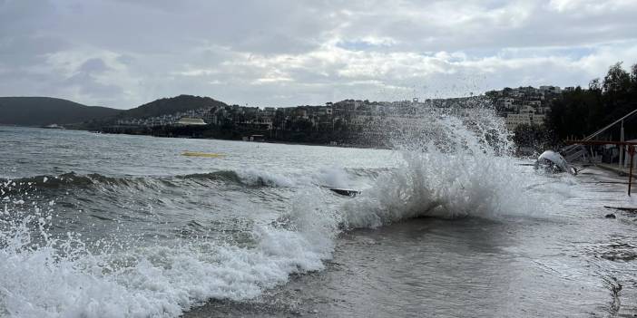 Bodrum'da feribot seferleri iptal edildi. Yelkenli tekne karaya oturdu