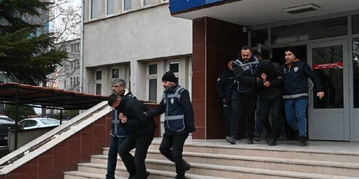 Annesinin sevgilisi olduğunu düşündüğü kişiyi öldürdü. Baba- oğul adliyeye sevk edildi