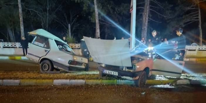 Direğe çarpan otomobil ikiye bölündü: 2 ağır yaralı