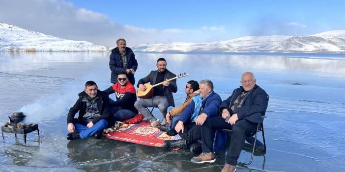 Çıldır Gölü'ne halı serdiler. Saz çalıp halay çektiler