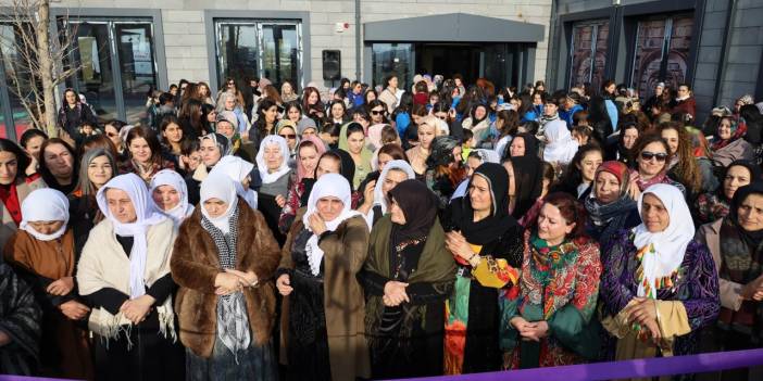 Kadın Eserleri Kütüphanesi ve Araştırma Merkezi halaylarla açıldı