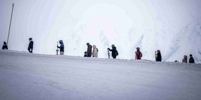 Palandöken Kayak Merkezi'nde hafta sonu yoğunluğu