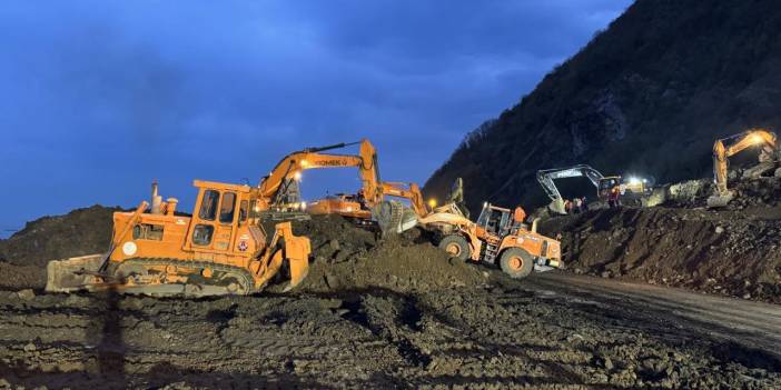 Heyelan sonucu kapanan Karadeniz Sahil Yolu tek şeritten ulaşıma açıldı