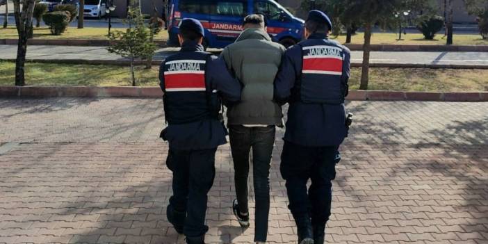 10 ayrı suçtan aranıyordu. Sahte kimlik basarken yakalandı