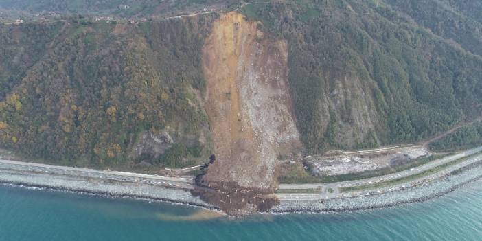 Karadeniz Sahil Yolu'nda 100 bin ton toprak kaymış. Uzmanlar uyardı