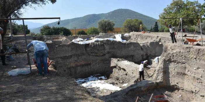 İzmir'de 7 bin 800 yıllık binada topluca bulundu