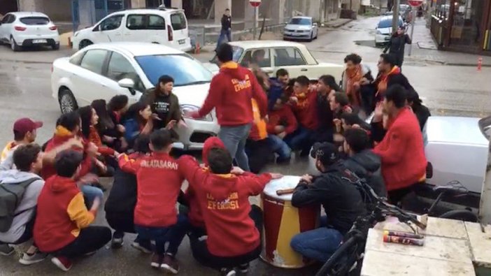 Otomobille Galatasaray taraftarlarının arasına daldı!