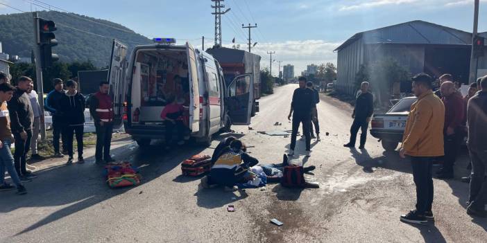 Ambulans kazaya karıştı. 3 kişi yaralandı