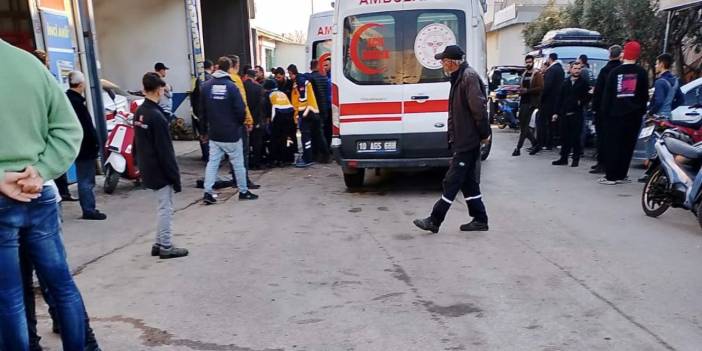 Kavga ettiği baba ve oğlunu silahla vurdu