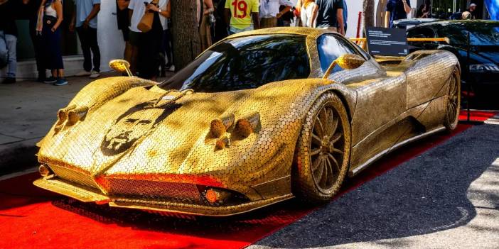 Messi'nin yüzü kullanılan Pagani Zonda 100.000 altın madeni paradan yapıldı. Yapımı 3 yıl sürdü