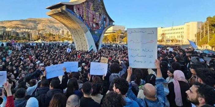 Suriyelilerden HTŞ'ye ilk tepki geldi. Şam'da demokrasi, laiklik ve kadın hakları eylemi