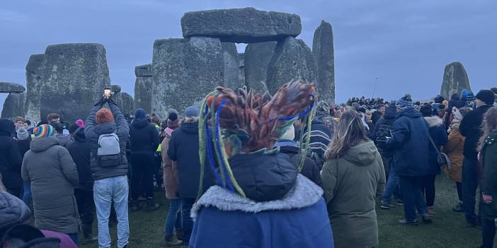 Stonehenge'de binlerce kişi kış gün dönümünü kutladı