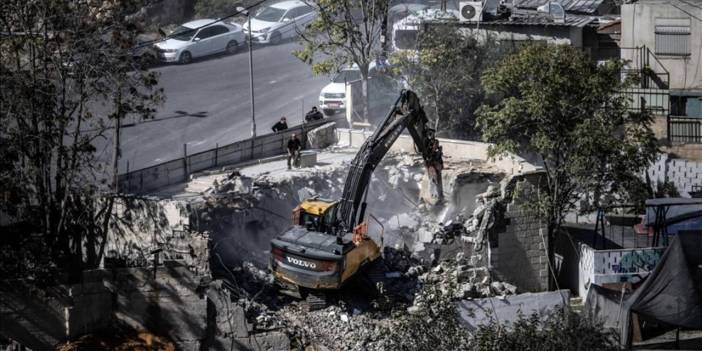 İsrail ruhsatsız olduğu iddiasıyla Filistinlilere ait evi yıktı