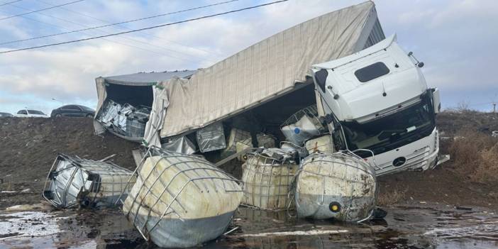 Sivas'ta buz tutan yolda TIR ve minibüs devrildi